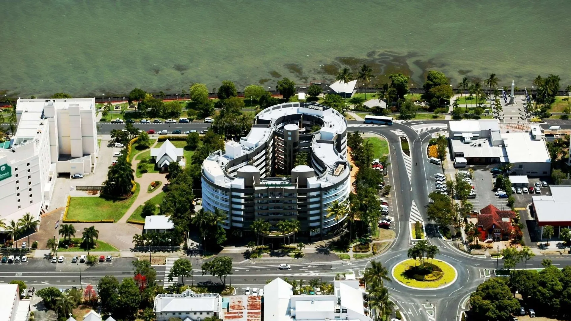 Doubletree By Hilton Cairns Hotel