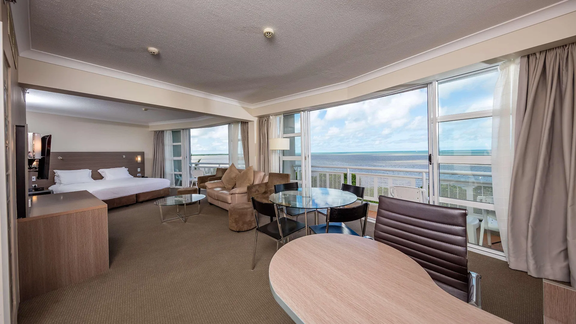 Doubletree By Hilton Cairns Hotel