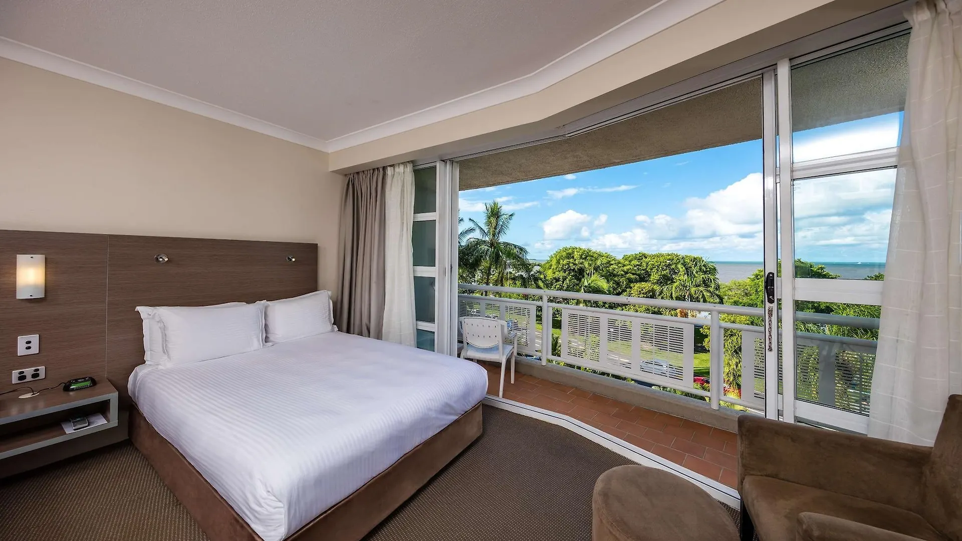 Doubletree By Hilton Cairns Hotel