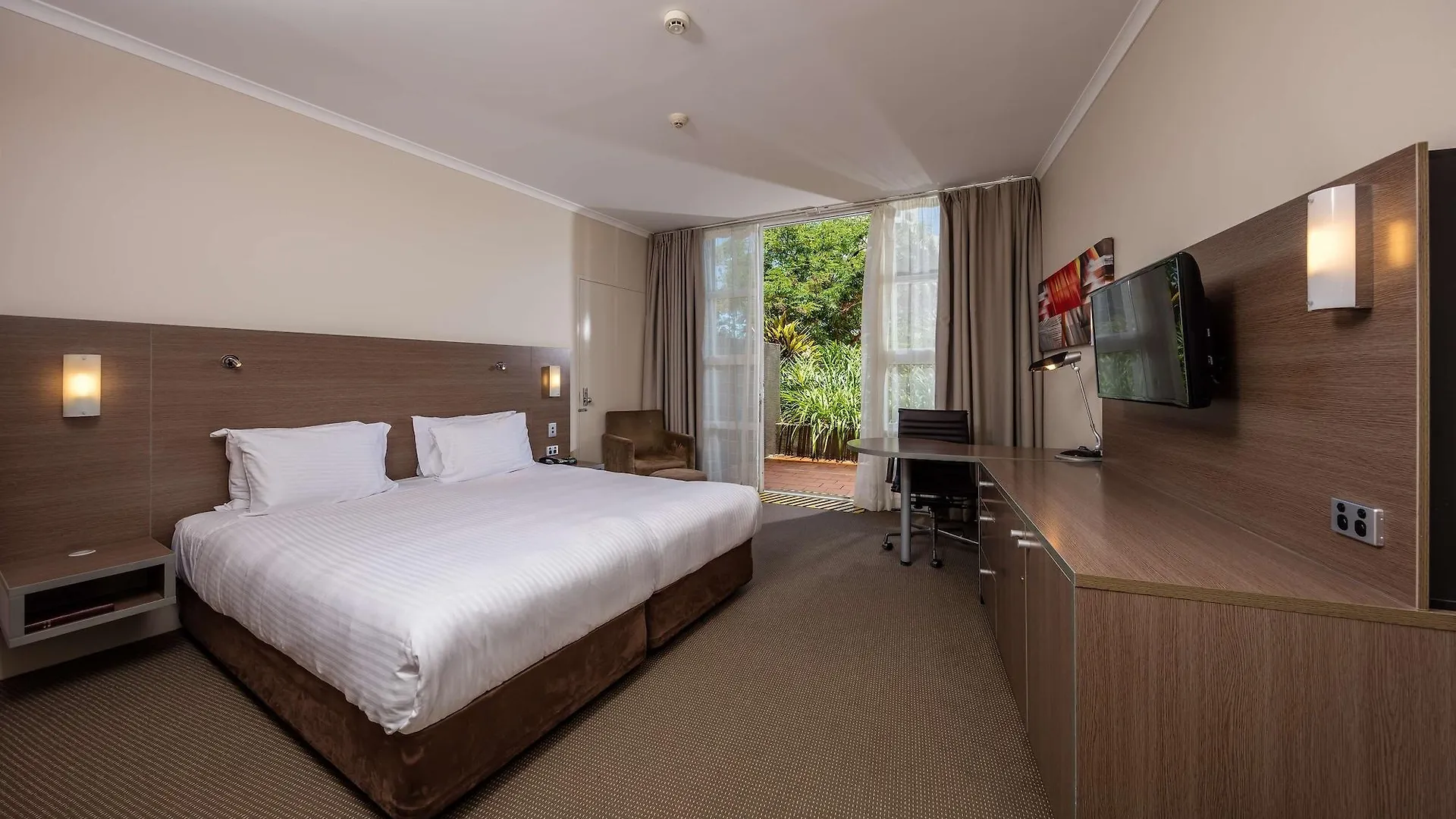 Doubletree By Hilton Cairns Hotel 4*,  Australia