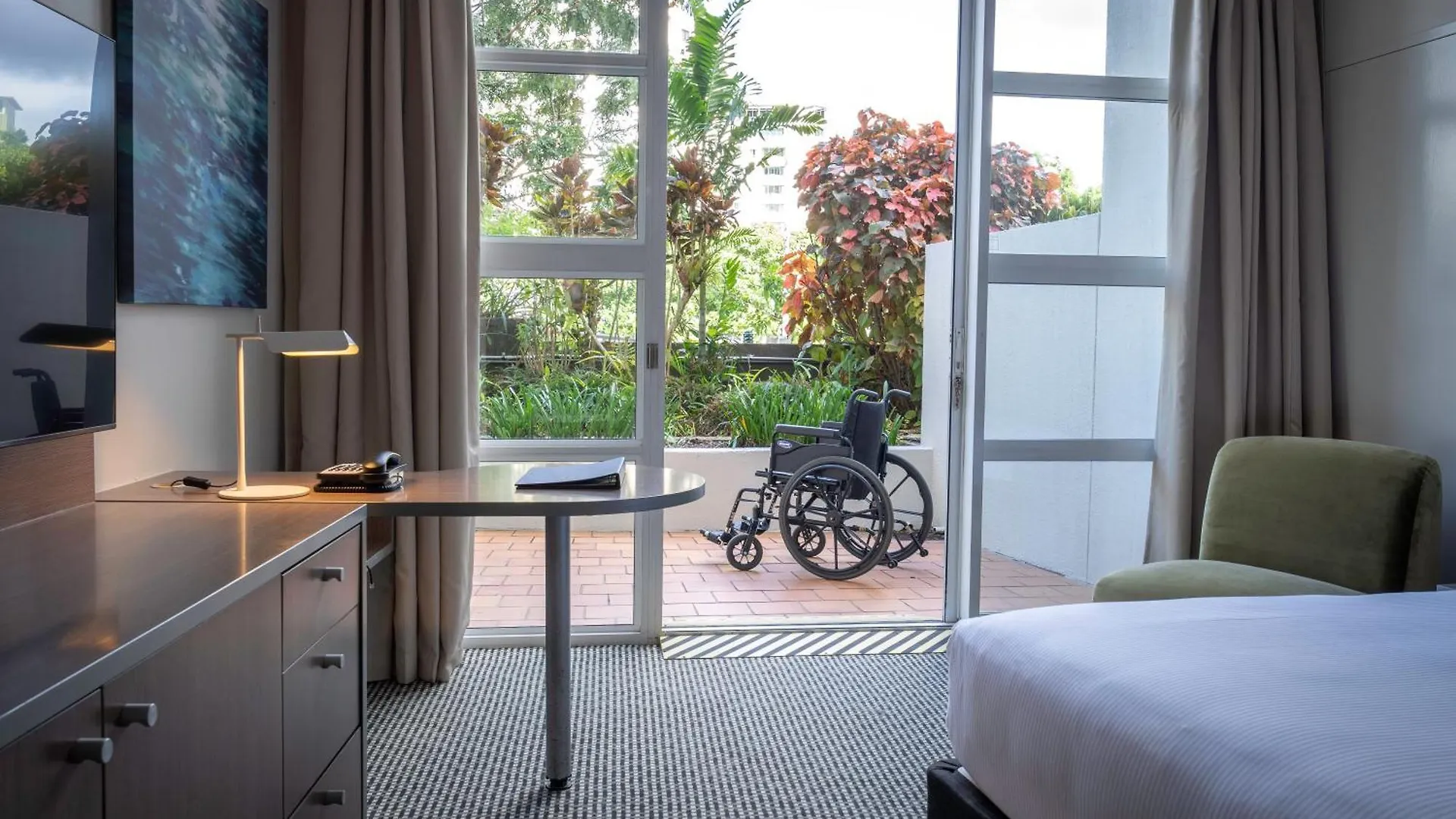 Doubletree By Hilton Cairns Hotel